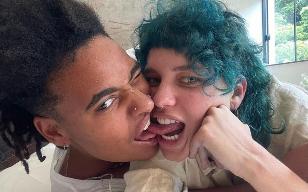 O casal Marta Supernova e Bruna Linzmeyer se beija de língua em foto no Instagram