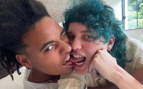 O casal Marta Supernova e Bruna Linzmeyer se beija de língua em foto no Instagram