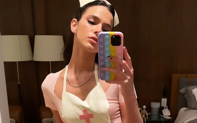 A atriz Bruna Marquezine fantasiada de enfermeira em foto tirada na frente do espelho