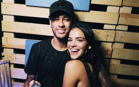 Foto do ex-casal Neymar Jr. e Bruna Marquezine sorrindo abraçados