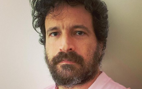 O ator Caco Ciocler olha sério em foto publicada no Instagram