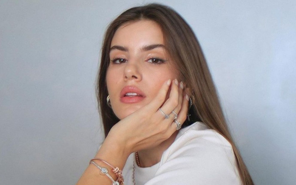 Camila Queiroz com uma blusa branca e com cara sedutora para a câmera