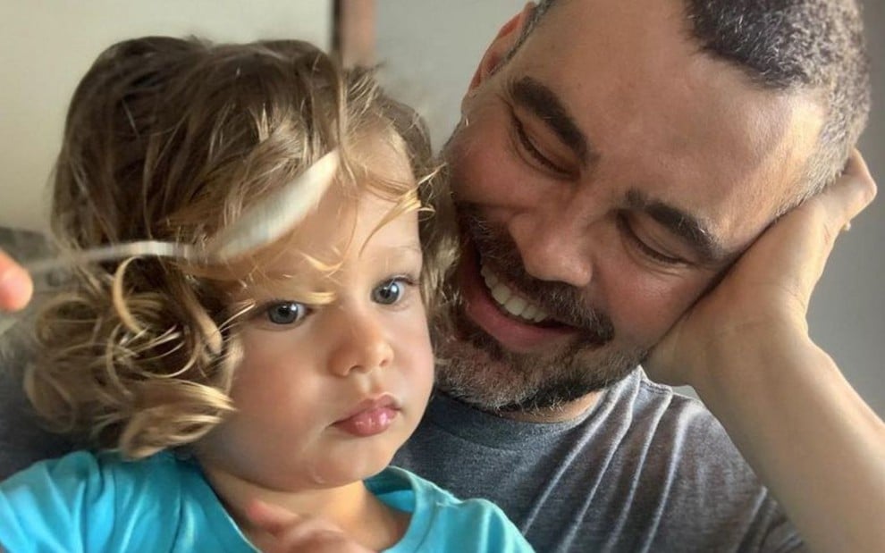 O ator Carmo Dalla Vecchia sorri abraçado ao filho, Pedro, em foto publicada no Instagram