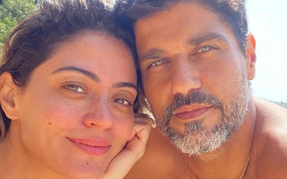 Carol Castro posa de rosto colado com Bruno Cabrerizo em praia