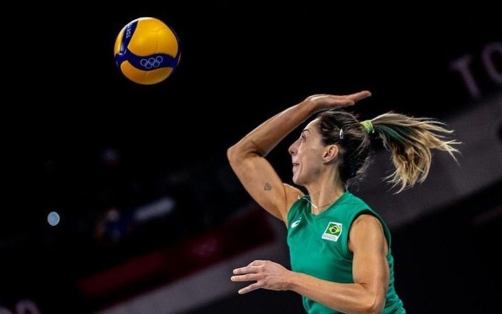 A jogadora de vôlei Carol Gattaz em foto publicada no Instagram em que aparece prestes a bater em bola de vôlei
