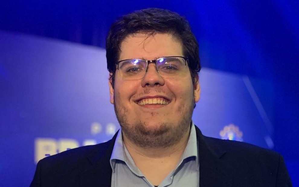 Casimiro Miguel no Prêmio Brasileirão 2019: streamer está com terno preto, camisa azul e óculos