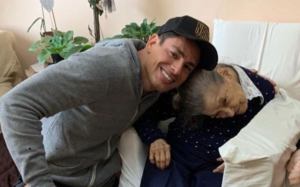 O ator Cauã Reymond sorri abraçado com sua avó materna, Blanche, em foto publicada no Instagram