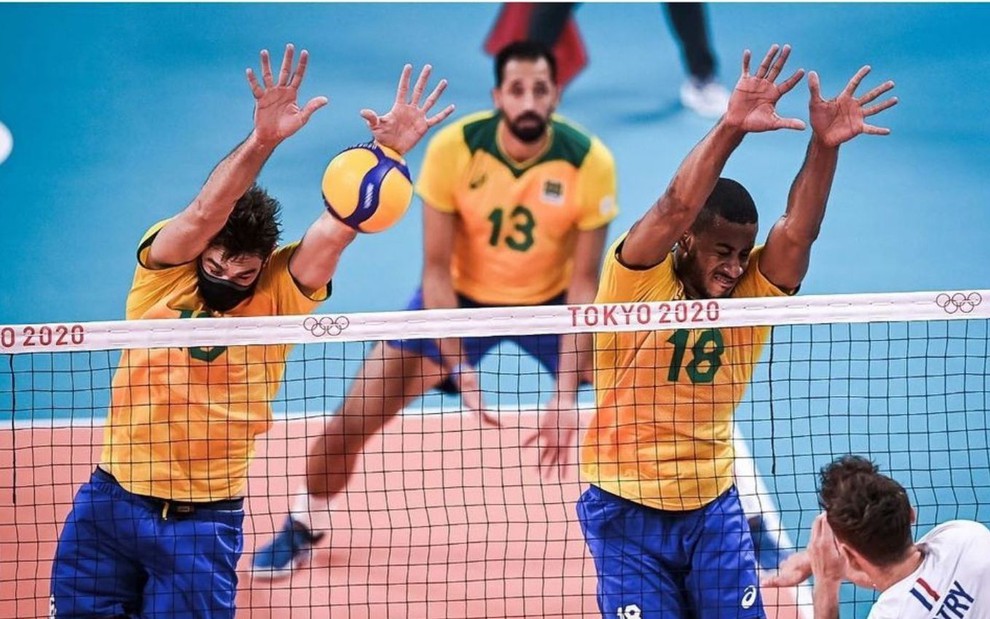 Foto dos jogadores de vôlei do Brasil Lucas e Lucarelli, com Maurício ao fundo