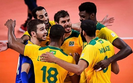 Foto do time masculino de vôlei do Brasil em quadra durante os Jogos Olímpicos de Tóquio