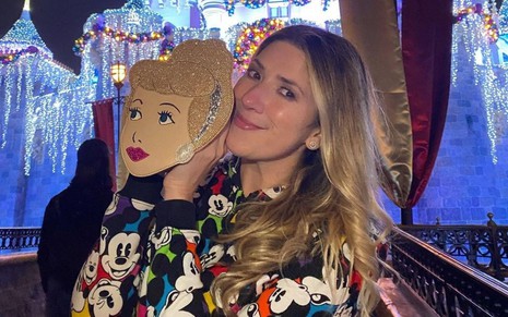 Dani Calabresa em foto publicada no Instagram: comediante está na Disney e segura máscara da Cinderela