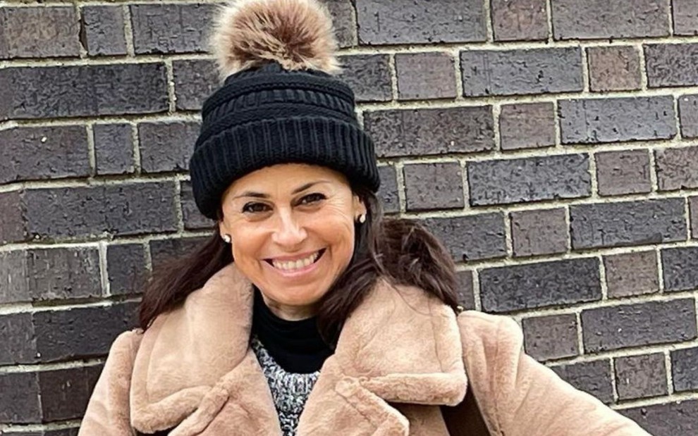 Daniela Escobar em foto publicada no Instagram: atriz está com gorro preto, casaco bege, cabelos soltos e sorri para a frente