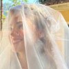 Montagem com as fotos de Larissa Manoela em carrinho elétrico, e Debora Ozório vestida de noiva com o rosto coberto com véu