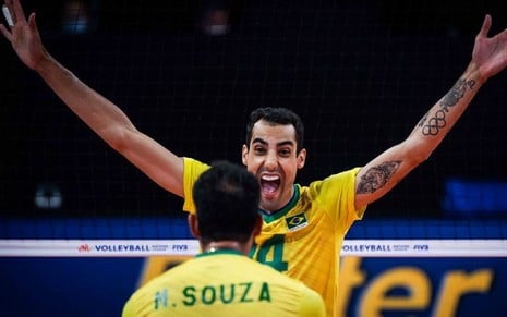 O jogador de vôlei da seleção brasileira Douglas Souza abre os braços e comemora em foto publicada no Instagram