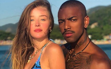Foto do ex-casal Duda Reis e Nego do Borel abraçado em foto publicada no Instagram; ambos estão sérios, ela aparece de biquíni e ele sem camisa em uma praia