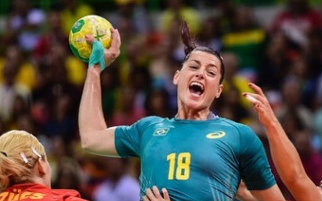 A jogadora de handebol Eduarda Amorim joga em foto publicada no Instagram