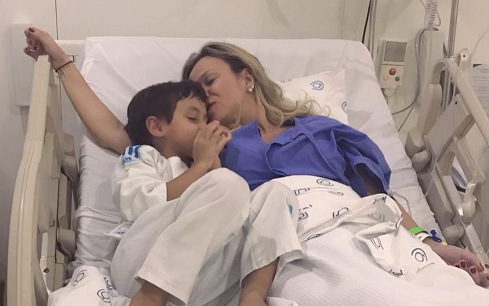 Eliana e o filho Arthur em foto publicada no Instagram: ela e o filho estão deitados em cama de hospital