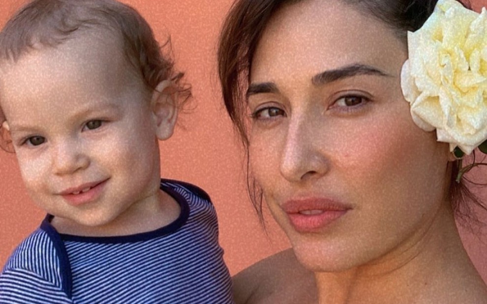 A atriz Giselle Itié abraçada com o filho, Pedro Luna, em foto publicada no Instagram