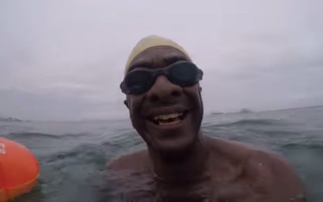 Foto do ator Helio de La Peña em que ele aparece nadando em mar do Rio de Janeiro