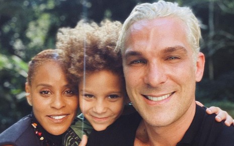 Foto da família de Aline Wirley com o filho Antônio e o marido Igor Rickli em registro publicado no Instagram