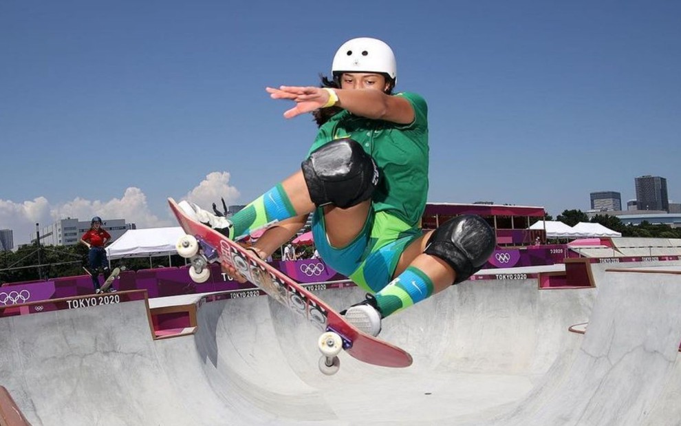Uma das representantes brasileiras no skate park, Isadora Pacheco faz manobra