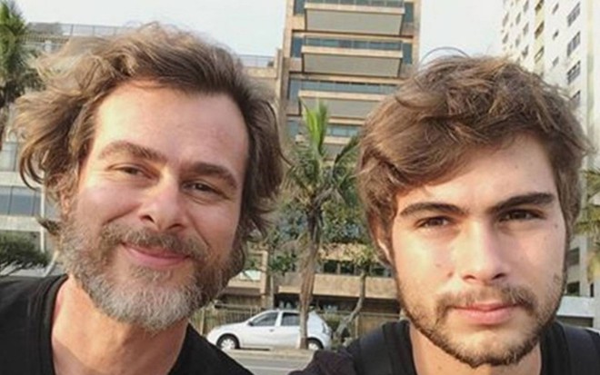 João Vitti e Rafael Vitti posam juntos em orla de praia no Rio de Janeiro