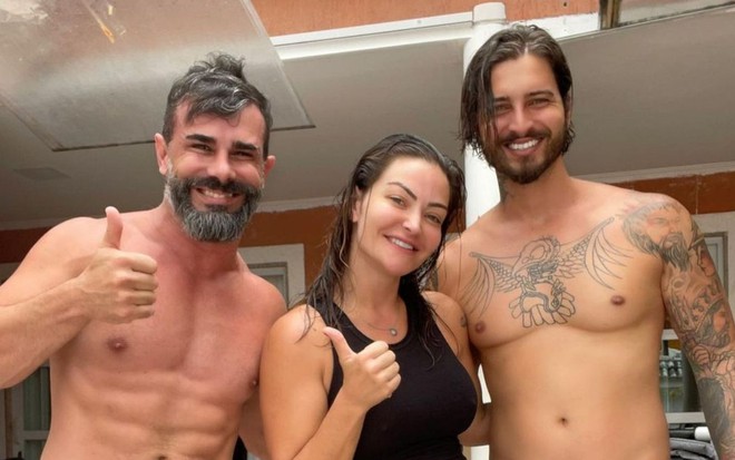 Foto do ex-casal Jorge Souza e Laura Keller junto com o novo namorado dela, Gustavo Saad