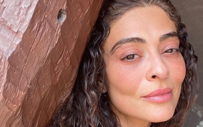 Juliana Paes está de cabelo solto e cacheado, ela não usa maquiagem