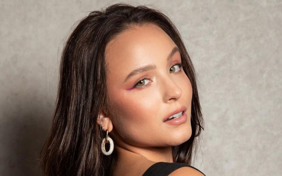 Larissa Manoela em foto publicada no Instagram: atriz está com cabelo solto, brinco de argola e olha para a câmera