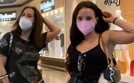 Larissa Manoela e Paloma Duarte em foto publicada no Instagram:as duas estão em um shopping e fazem pose