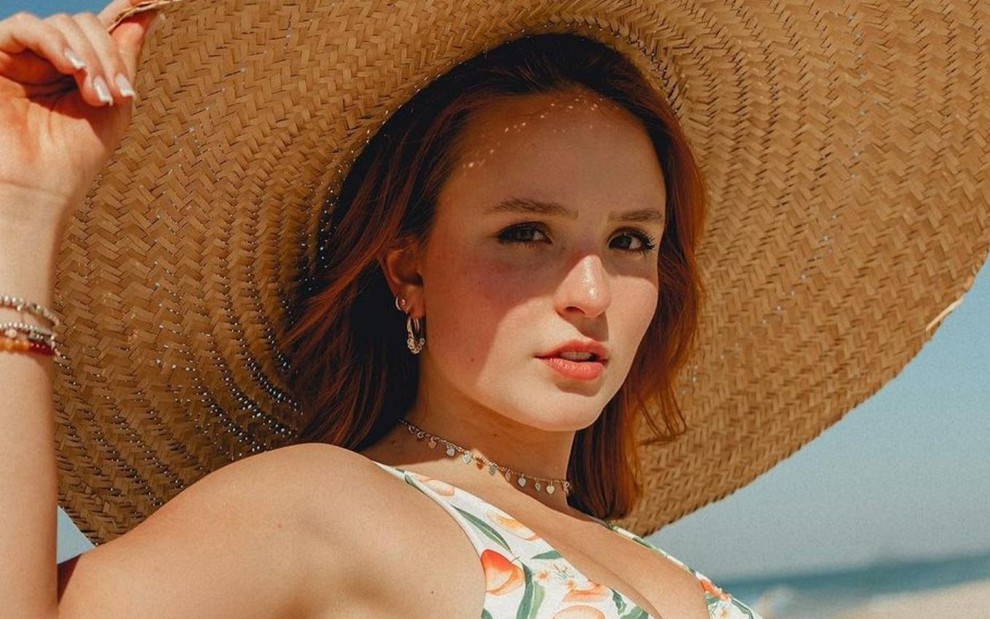 A atriz Larissa Manoela de biquíni e chapéu em uma praia em foto publicada no Instagram