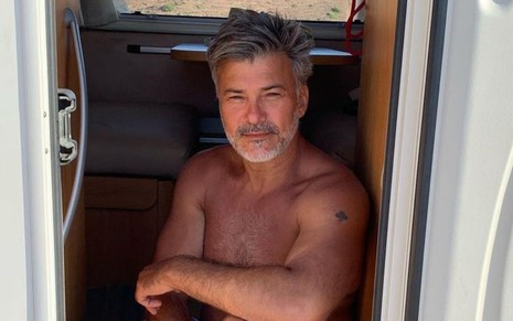 O ator Leonardo Vieira sorri e aparece sem camisa em foto publicada no Instagram