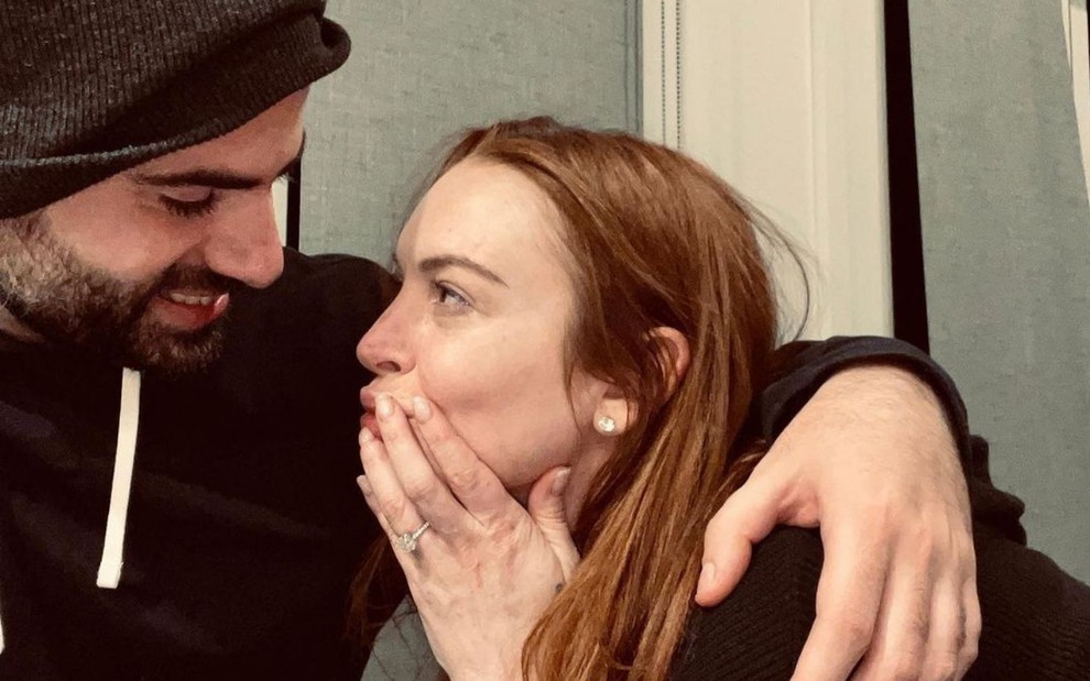 Foto do casal Bader Shammas e Lindsay Lohan em foto publicada no Instagram em que aparecem se olhando apaixonados