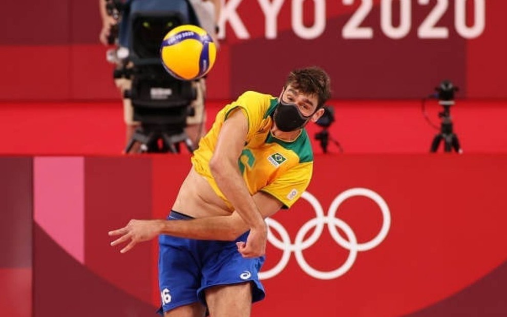 Foto do jogador de vôlei masculino do Brasil Lucas, o Lucão, saca bola em quadra nas Olimpíadas de Tóquio 2020