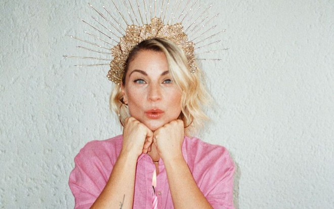 Com as mãos no queixo, Ludwika Paleta faz biquinho em foto de seu Instagram