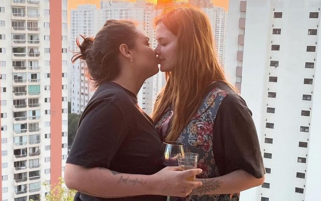 Luiza e Marcela Mc Gowan em foto publicada no Instagram: em um terraço, as namoradas trocam beijos