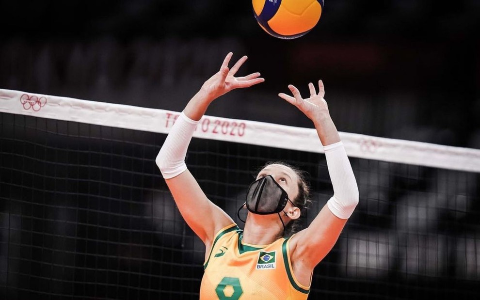 A jogadora de voleibol da Seleção Brasileira Macrís Carneiro levanta bola na frente da rede