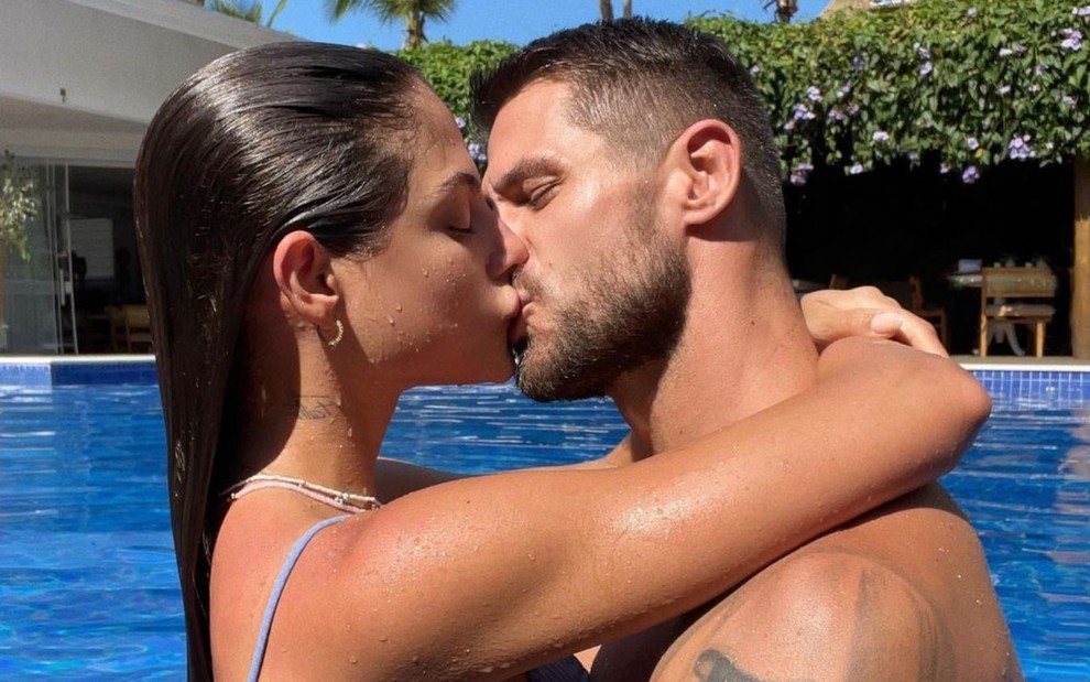 Mari Gonzalez e Jonas Sulzbach em foto publicada no Instagram: casal está na piscina e se beija