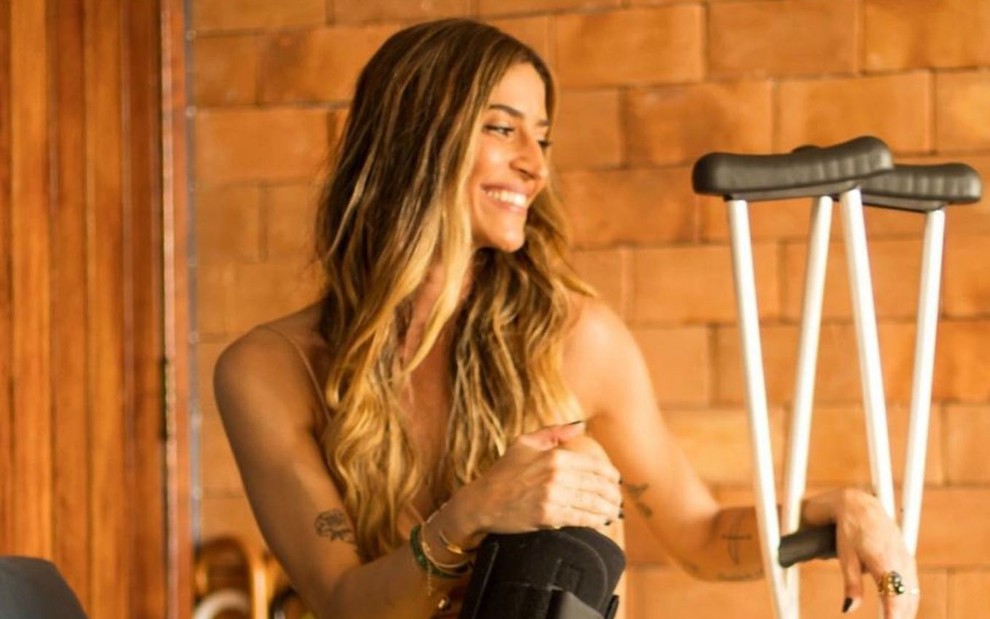 A atriz Maria Joana posa com muletas em foto publicada no Instagram