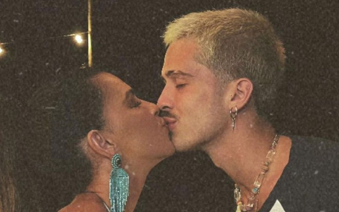 Foto dos atores Mariana Rios e João Guilherme dando selinho em foto publicada pela atriz neste domingo (9)