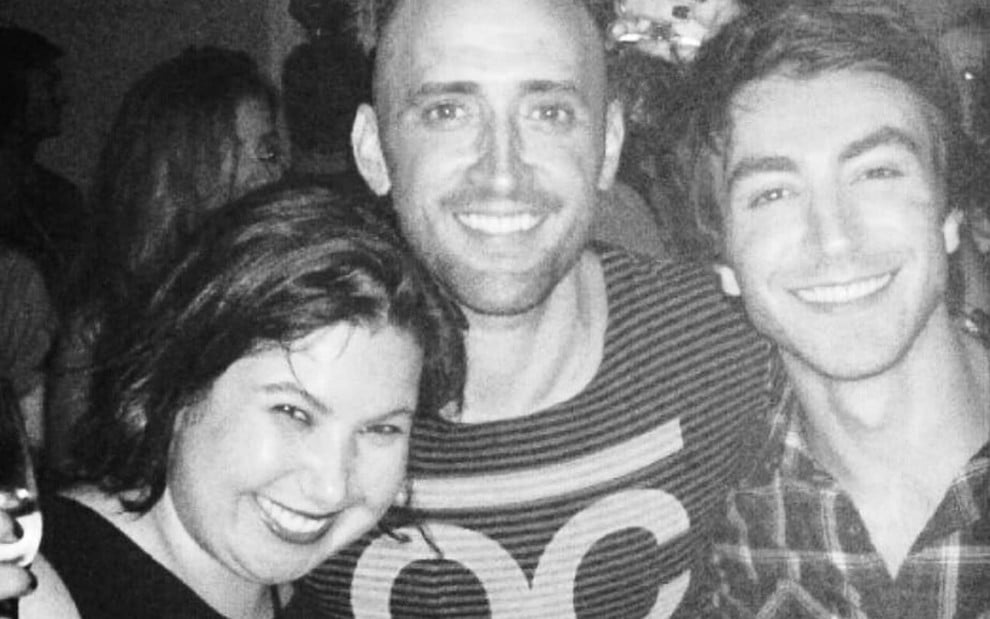 Mariana Xavier posa com Paulo Gustavo e Rodrigo Pandolfo em foto em preto e branco