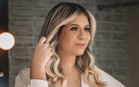 A cantora Marília Mendonça sorri em foto publicada no Instagram