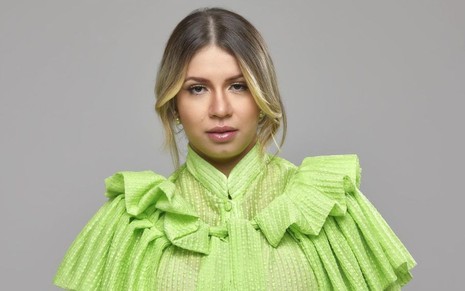 A cantora sertaneja Marília Mendonça em foto publicada no Instagram; ela aparece séria e vestindo a cor verde
