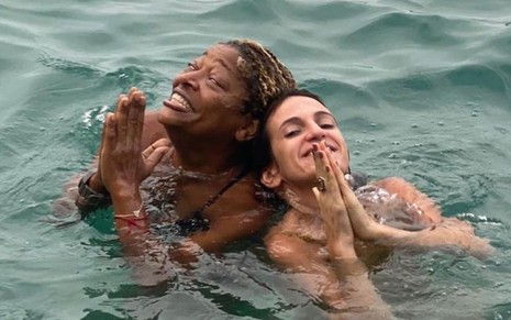 Foto do casal Mart'nália e Nana Lima nadando juntos no mar em foto publicada nesta segunda (20)