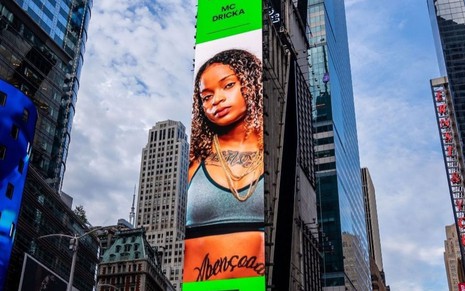 Foto da funkeira MC Dricka em um dos telões da Times Square, em Nova York, Estados Unidos