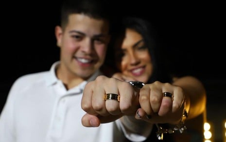 O funkeiro Mc Jottapê e a noiva, Estéfani Boro, sorriem e mostram suas alianças de noivado em foto publicada no Instagram