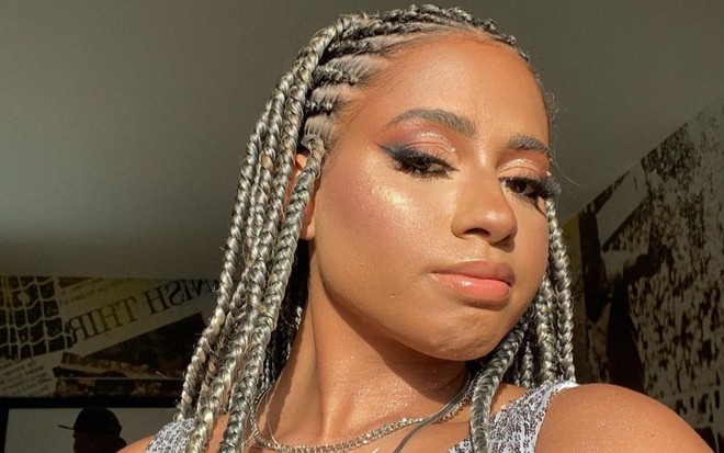 MC Loma em foto publicada no Instagram: funkeira está com tranças, maquiagem e olha para a câmera com o rosto de lado