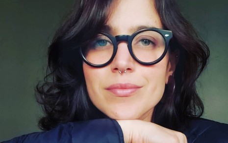 A atriz Mel Lisboa sorri em foto publicada no Instagram