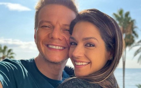 Foto do casal Michel Teló e Thais Fersoza sorrindo abraçados em foto publicada no Instagram