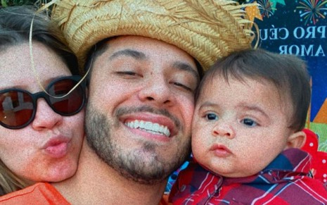 Foto de Marília Mendonça, Murilo Huff e o filho deles, Léo, em que eles aparecem sorrindo e abraçados