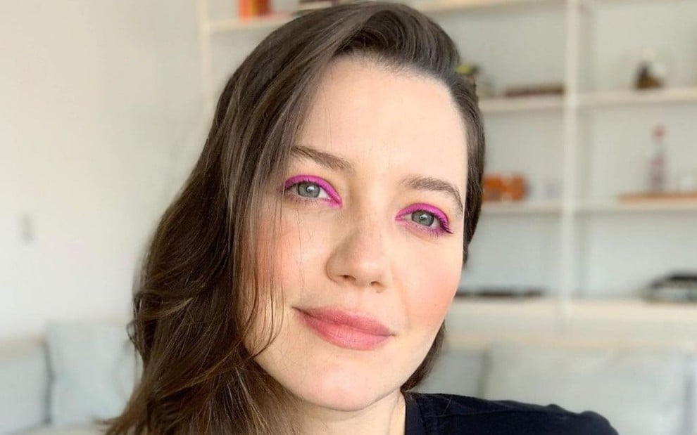 Nathalia Dill em foto publicada no Instagram: atriz está com cabelo solto de lado e maquiada com sombra rosa nos olhos